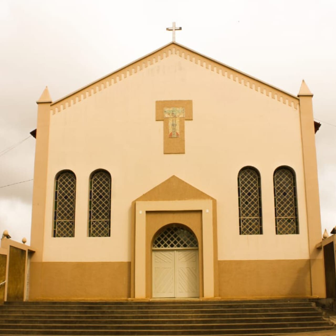 Vista da Fachada da Paróquia Senhor Bom Jesus de Serra dos Aimorés