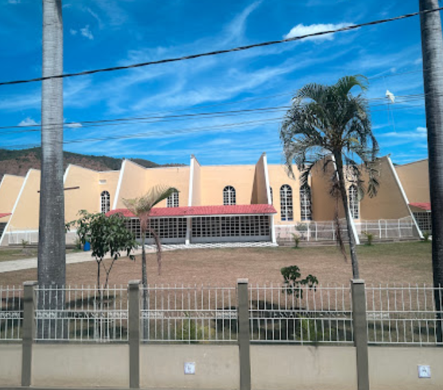 Vista da fachada da Paróquia Nossa Senhora dos Anjos em Itambacuri