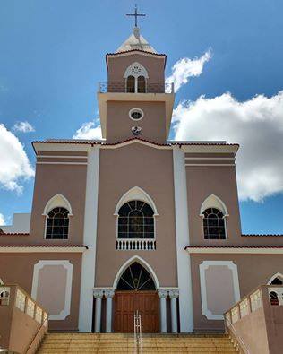 Vista da fachada da Paróquia Santo Antônio em Mantena