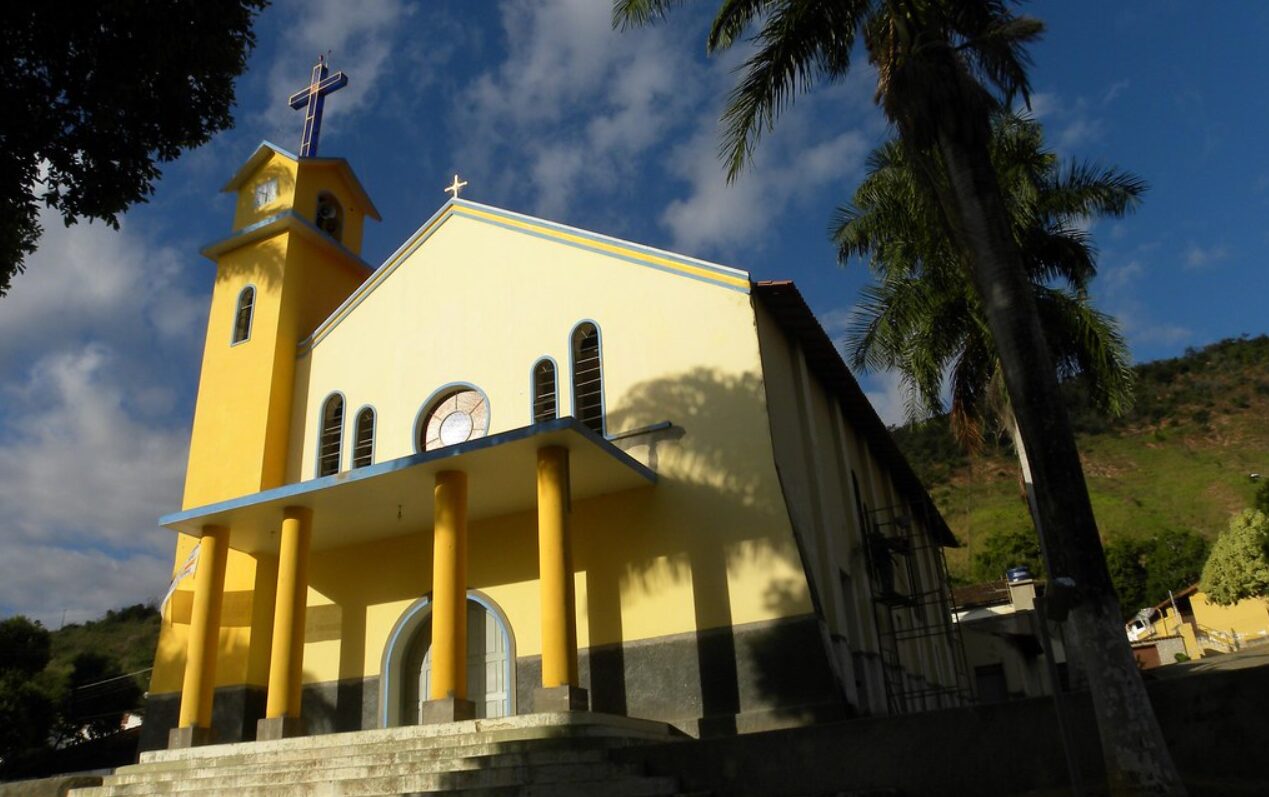 Vista da fachada da Paróquia Santa Cruz em Ataléia