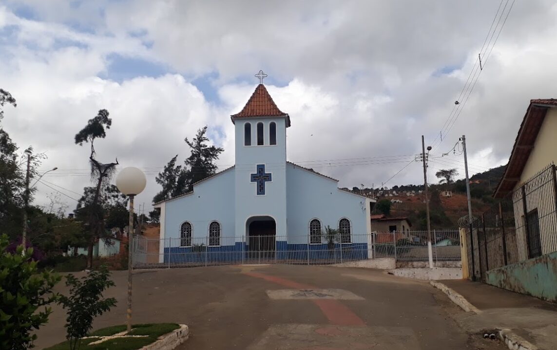 Vista da fachada da paróquia São João Batista em Ouro Verde de Minas