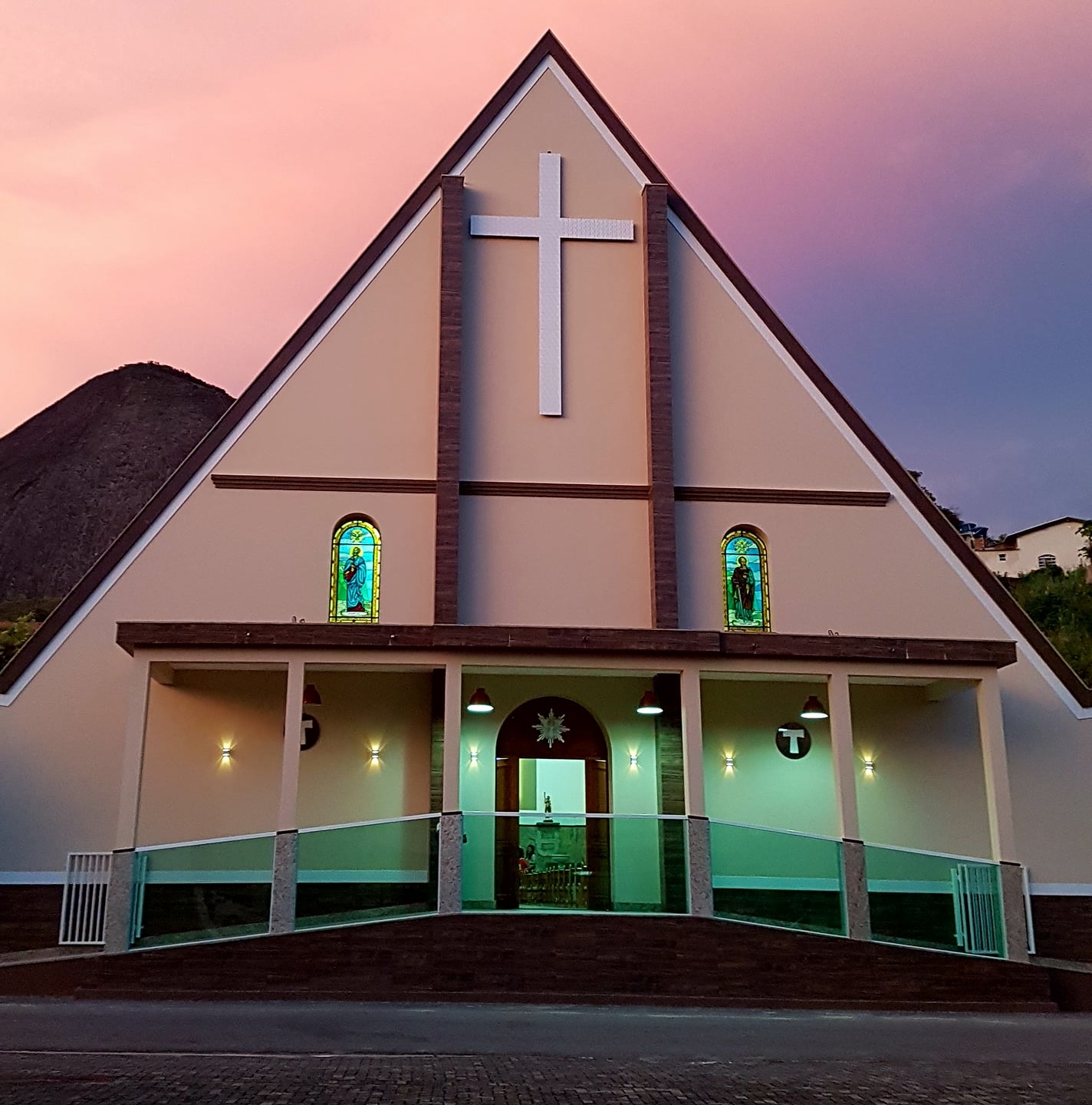 Vista da fachada da Paróquia São João Batista em São João do Manteninha