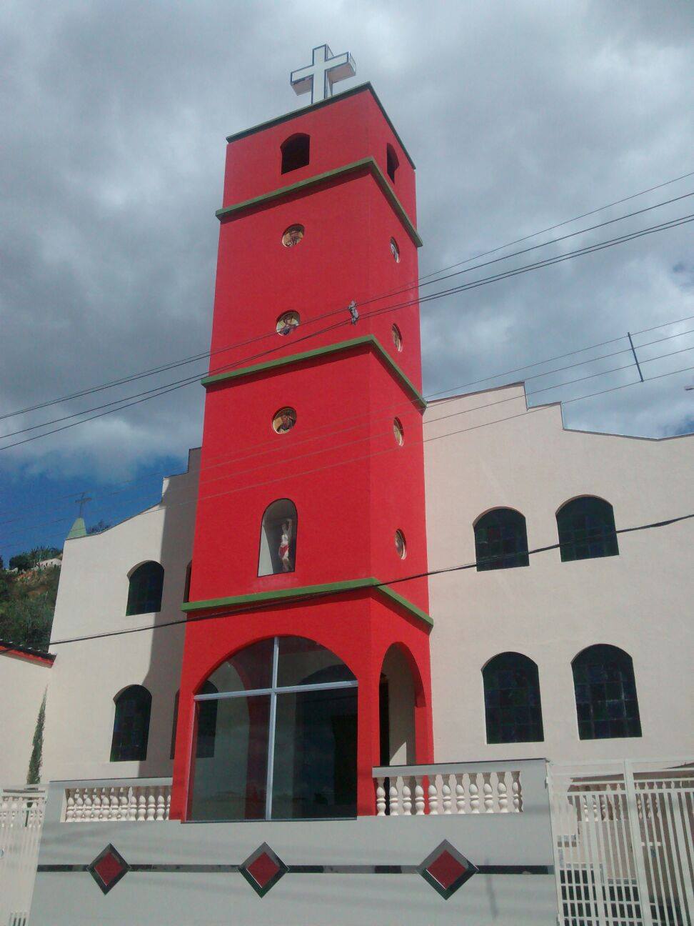 Vista da fachada da Paróquia São Sebastião em Teófilo Otoni