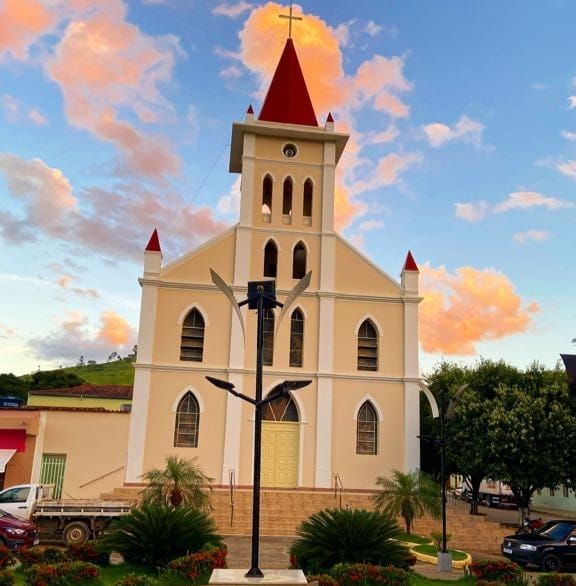 Vista da fachada da Paróquia Senhor Bom Jesus de Itabirinha